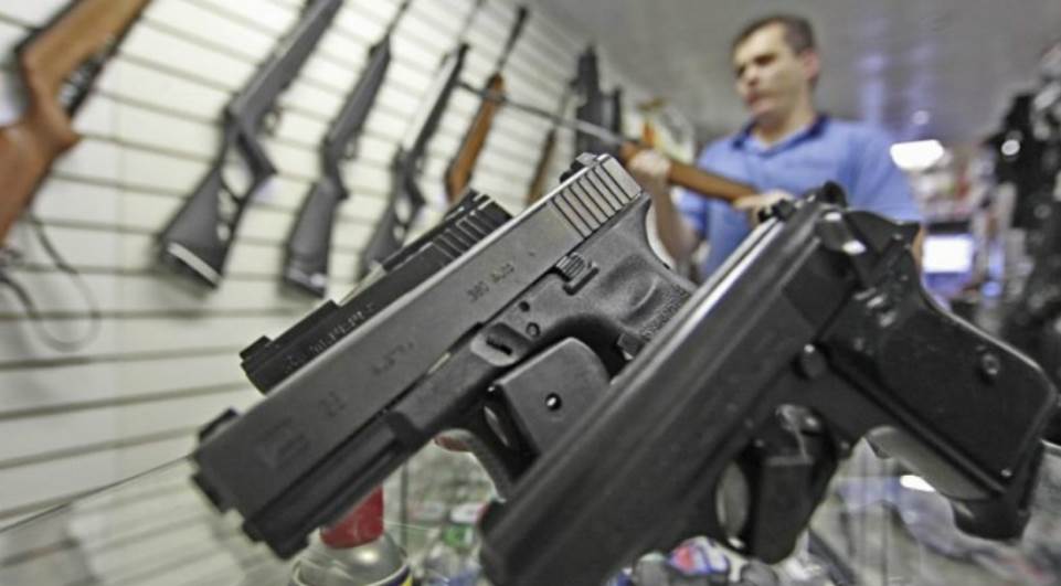 Qual a diferença entre armas longas e curtas